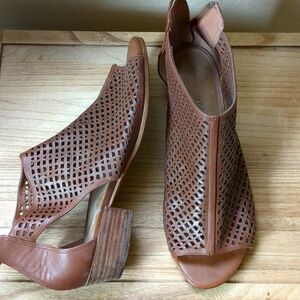 Used 2-times brown leather cut-out sandals